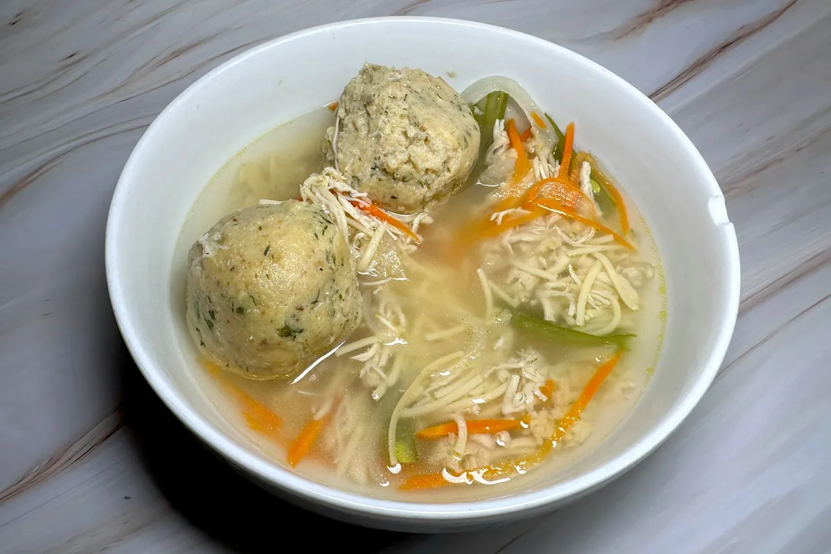 Clear soup containing filled dumplings