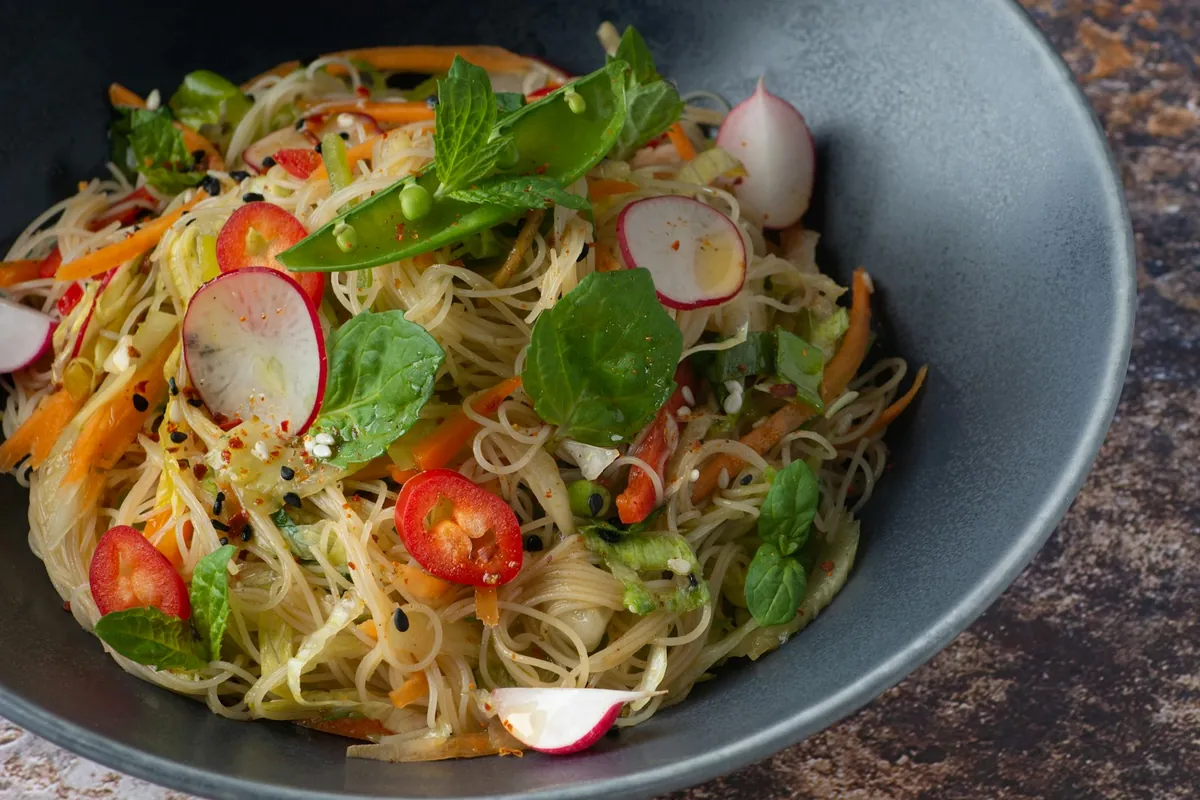 Cold noodles served from the refrigerator