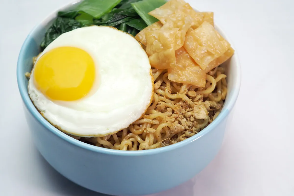 Fried noodles with a crisp, browned texture