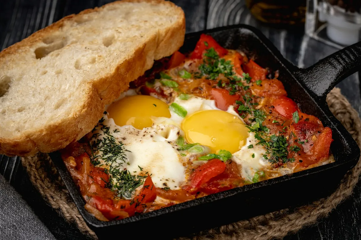 Eggs packed in curing material