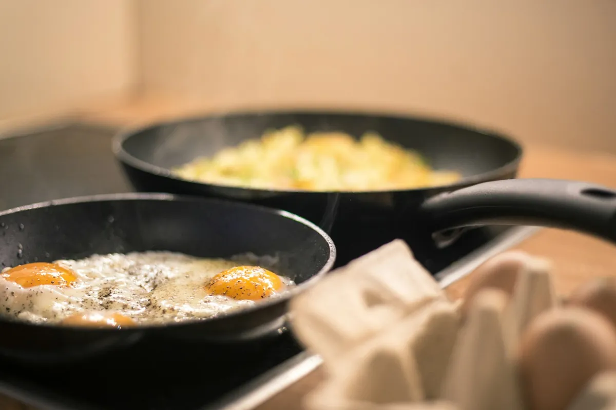 Food searing against a hot pan surface
