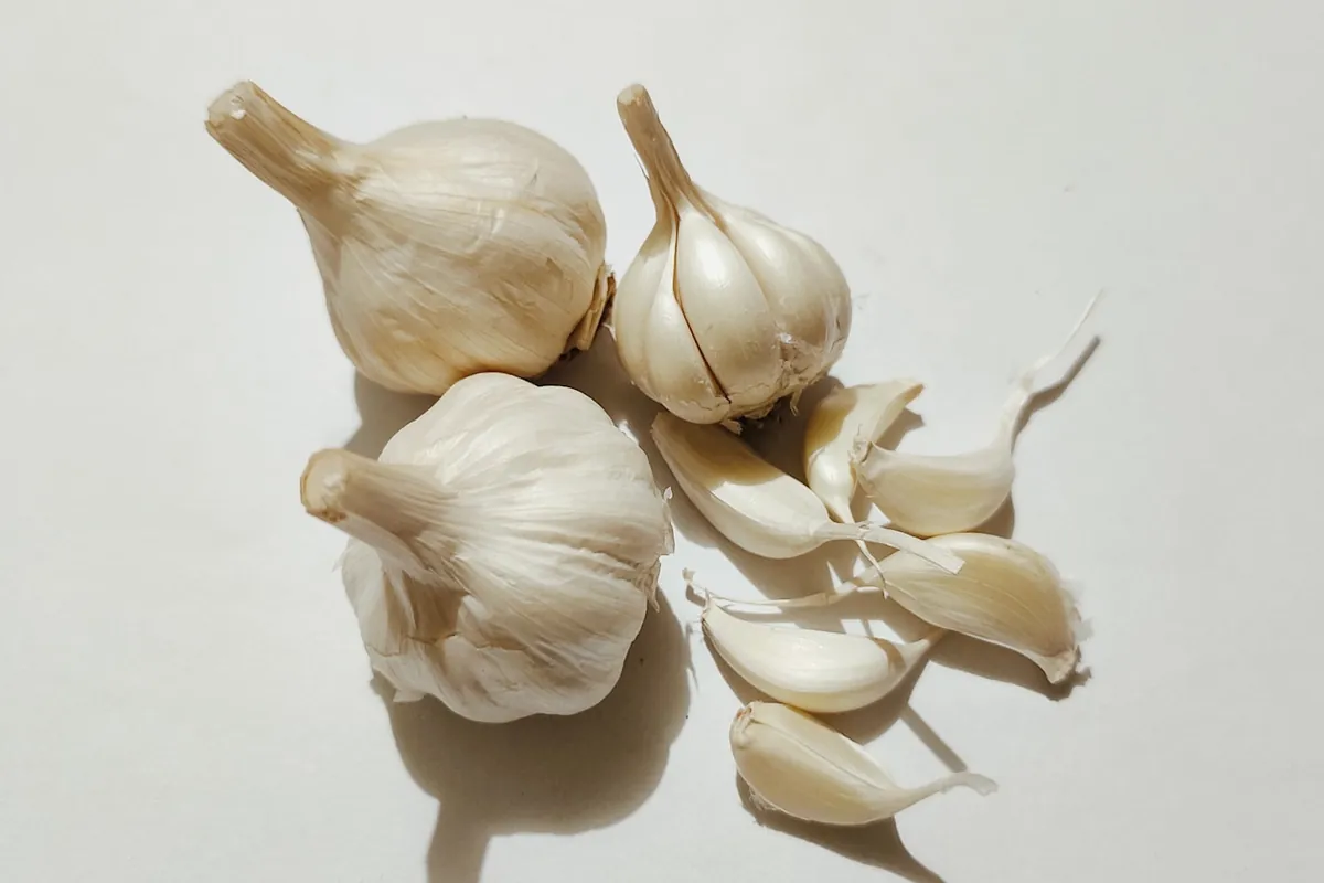 Fresh garlic cloves prepared for cooking