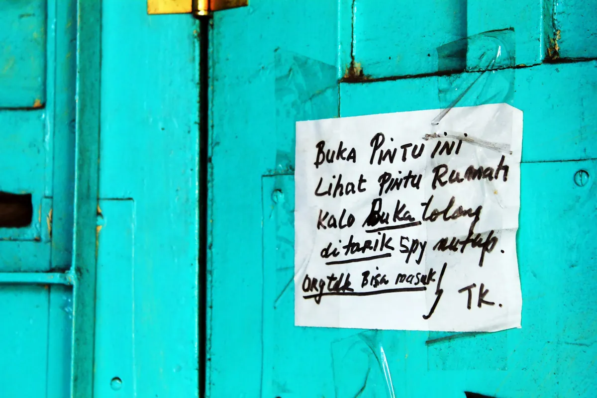 A paper notice taped to a shop door