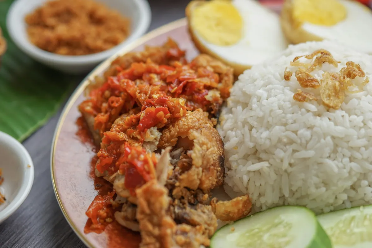 A savory sauce stirred into plain rice