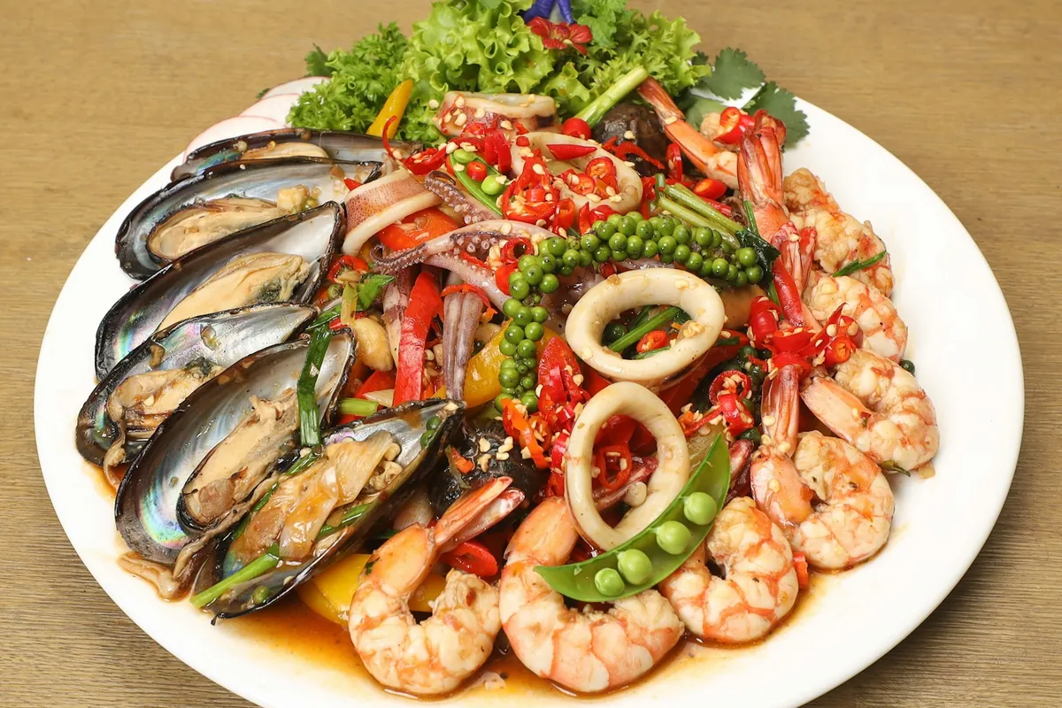 Scallops stir-fried in a savory sauce