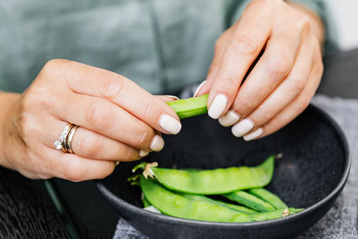 Flat green snow pea pods